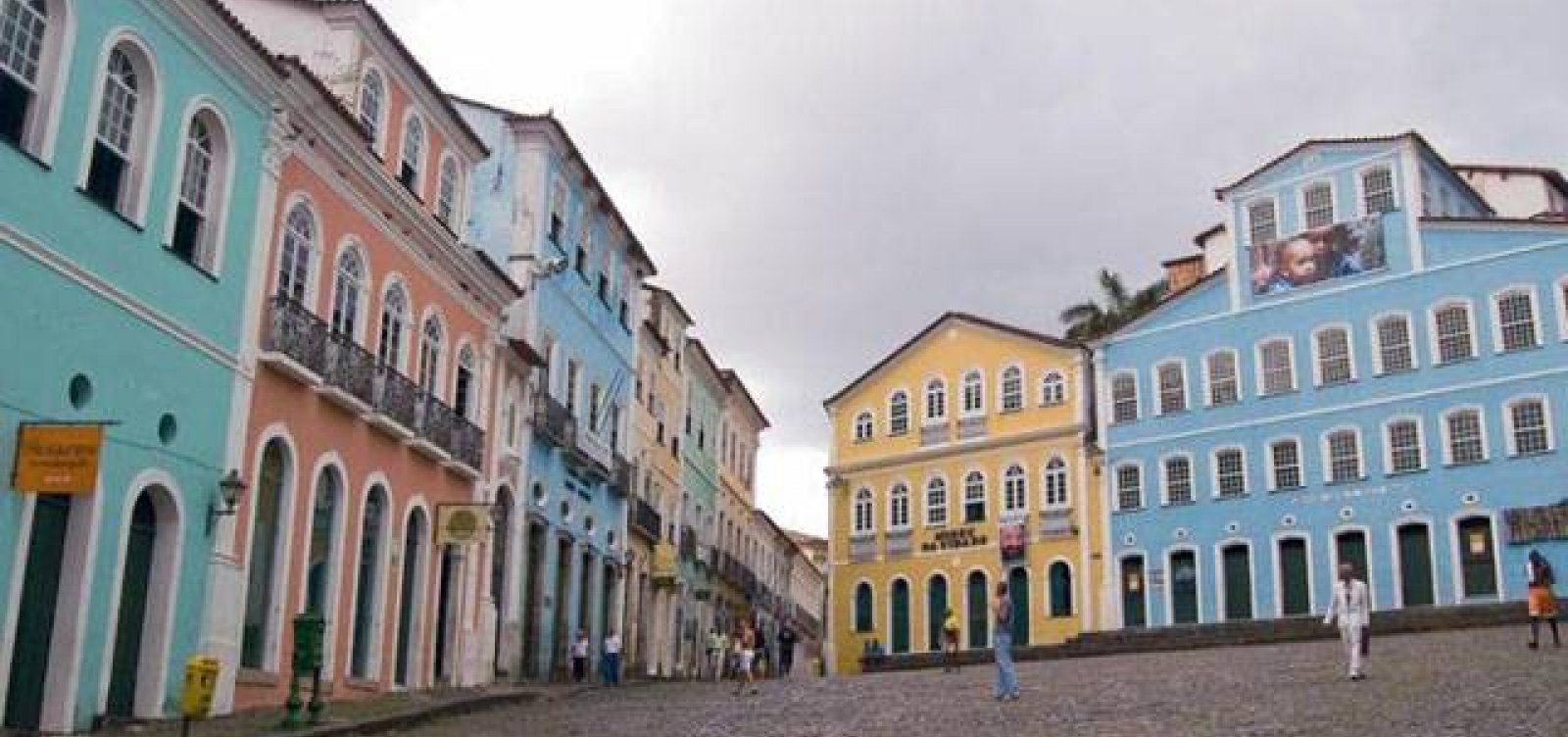 Projeto leva corais para cantar classicos natalios em sacadas de imóveis no Centro Histórico de Salvador