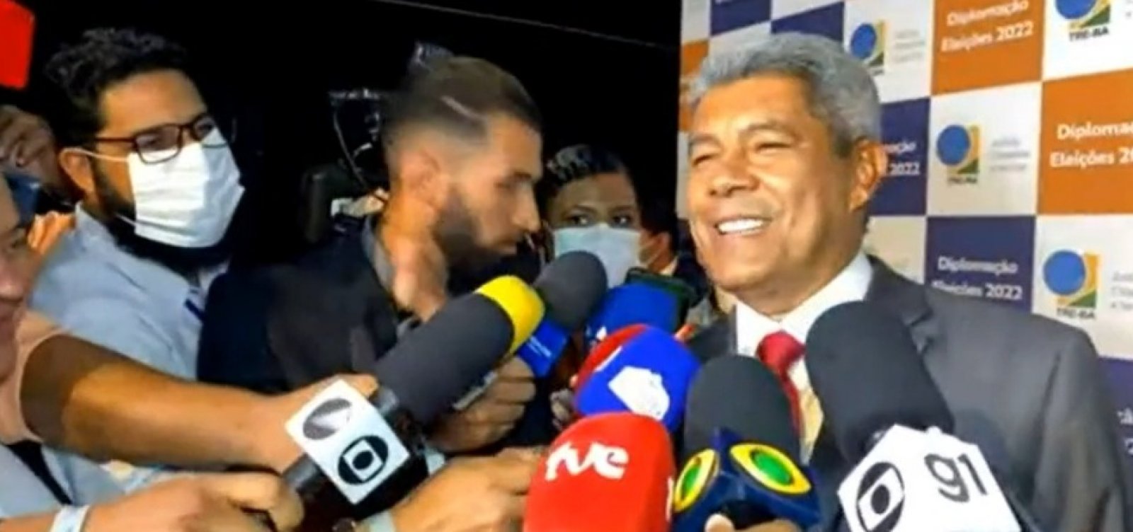 Jerônimo chega no TCA para diplomação e ratifica lisura das eleições em coletiva de imprensa