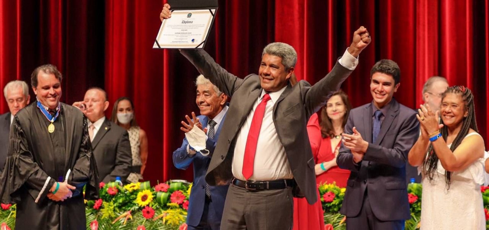 Jerônimo é diplomado governador e promete "trabalhar de forma incansável" pela Bahia