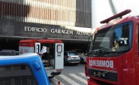 Carro cai do Edifício Garagem, no Comércio; manobrista é socorrido por Bombeiros