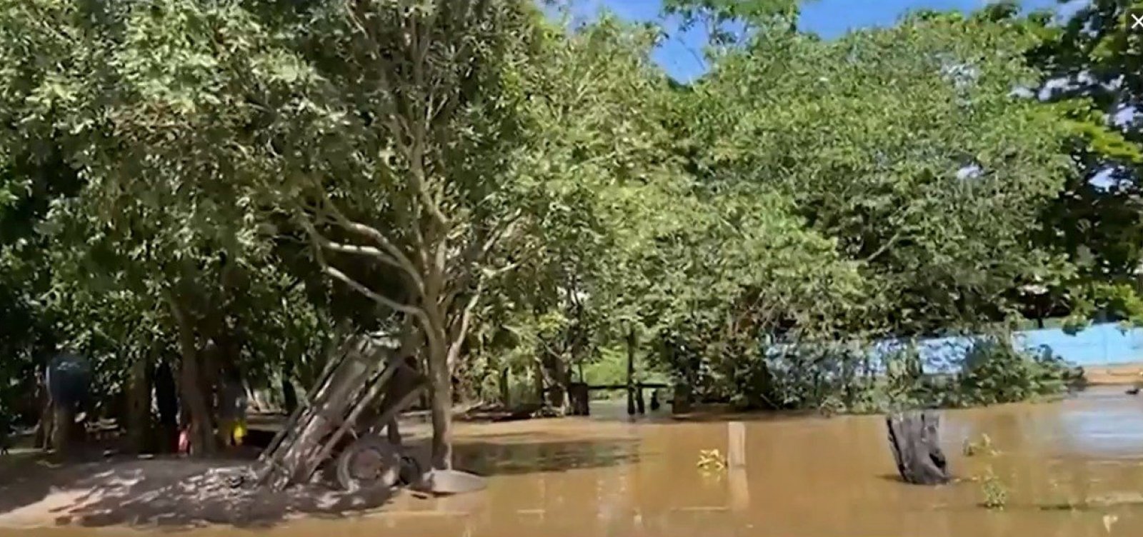 Ruas e casas ficam alagadas após nível de rio subir em cidade do extremo sul da Bahia
