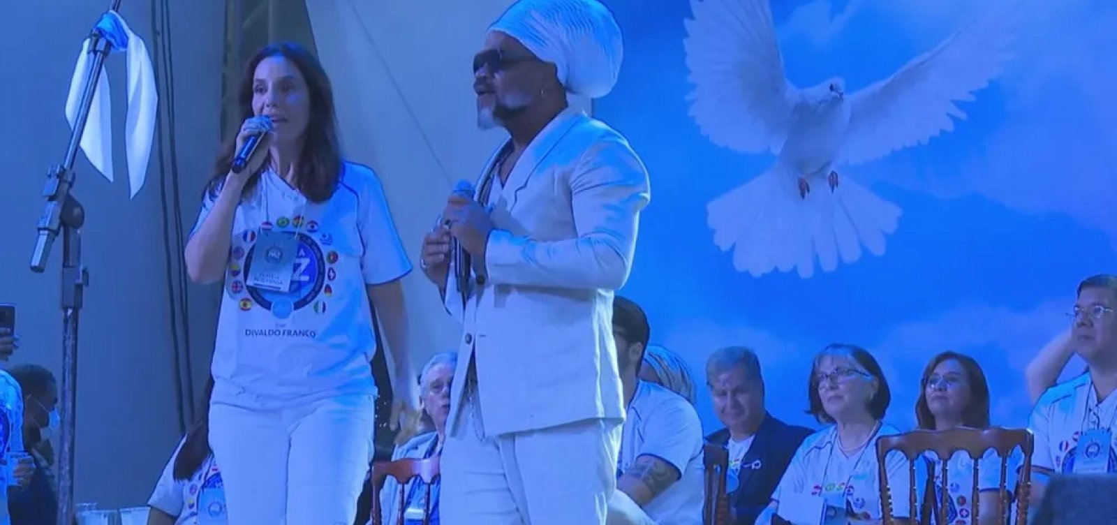 Com Ivete Sangalo e Carlinhos Brown, ato ecumênico liderado por Divaldo Franco reúne multidão em Salvador