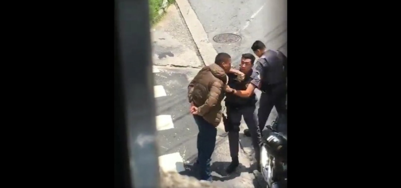 Homem negro é vítima de abordagem truculenta por policias em São Paulo
