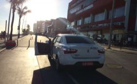 "Vamos ver o pôr do sol"? Leitor flagra táxi parado de forma irregular na Barra