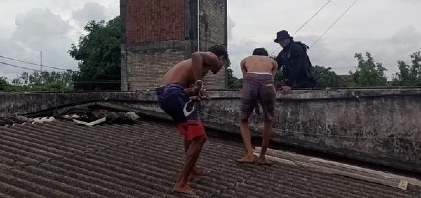 Detentos são presos após tentar fugir pelo telhado de penitenciária em Salvador