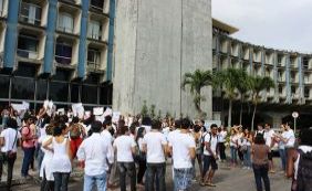 Estudantes da Uneb fazem 5º protesto e trânsito é lento na Avenida Paralela