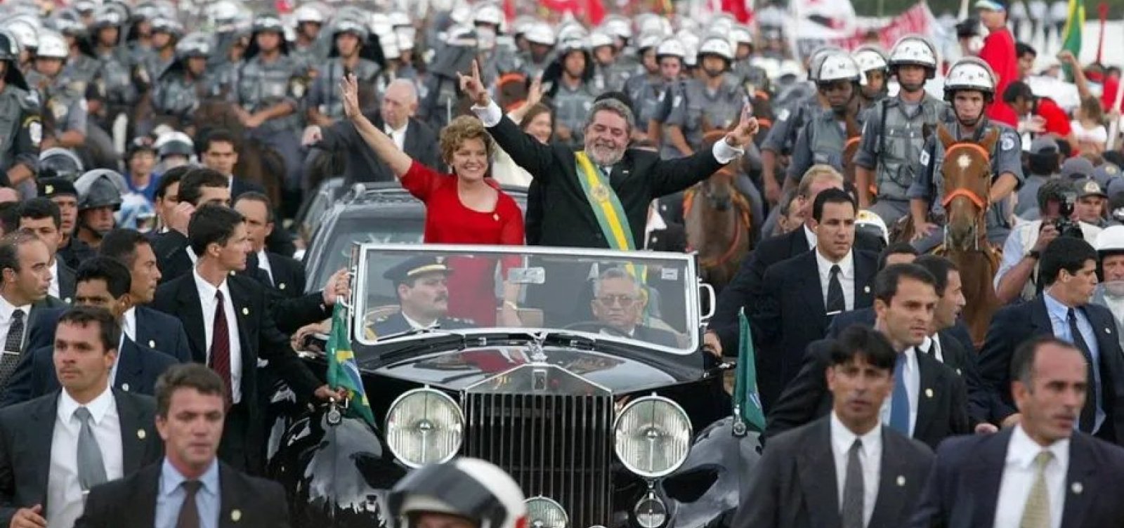 Carro blindado é cogitado para desfile de posse de Lula