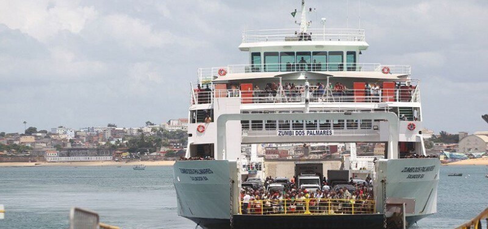 Ferry Boat registra movimento intenso nesta terça-feira; espera chega a 2,5h para carros