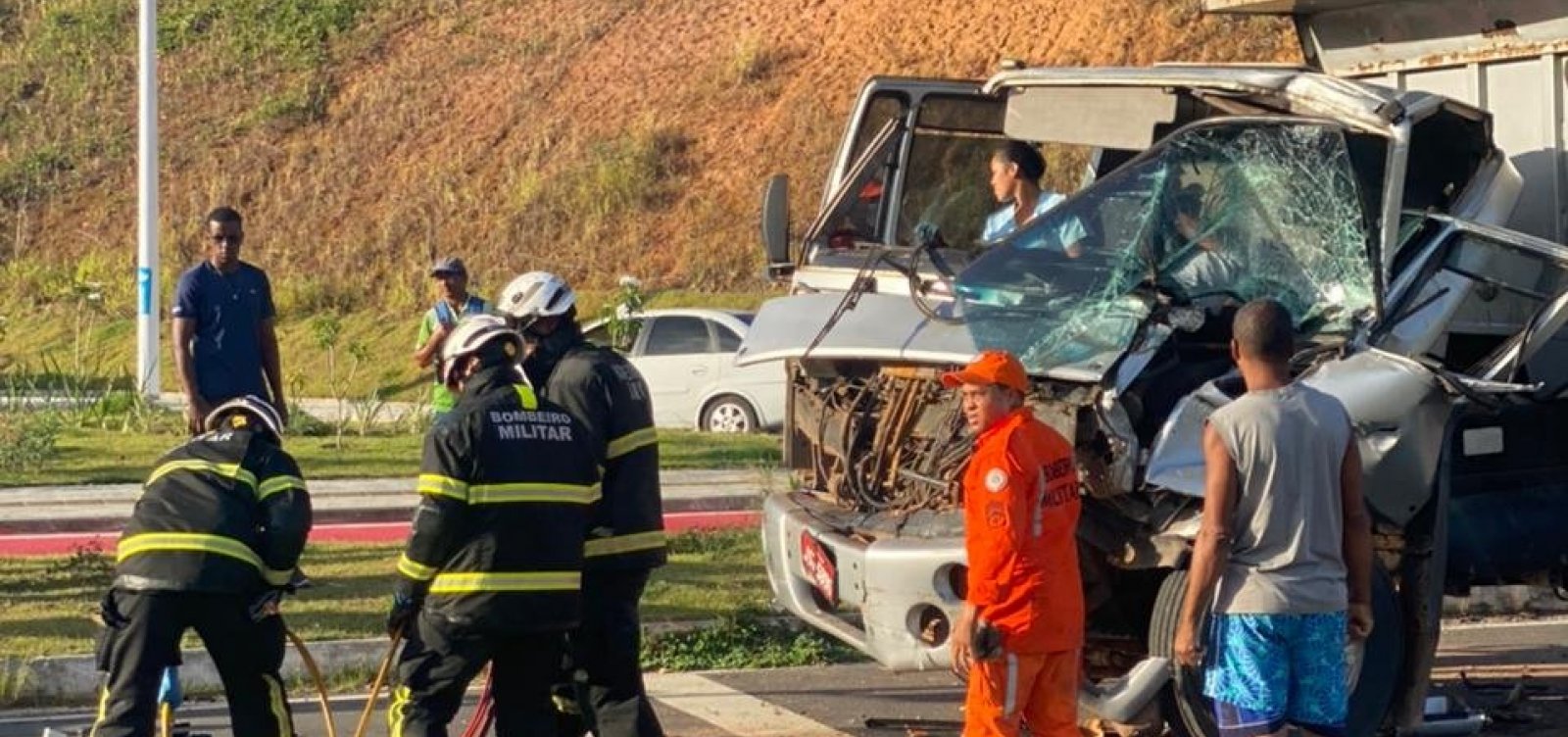 Mulher grávida e homem são resgatados após acidente envolvendo carro pipa e caçamba em Salvador