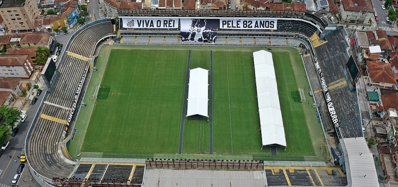 Corpo do Rei Pelé começa a ser velado na Vila Belmiro