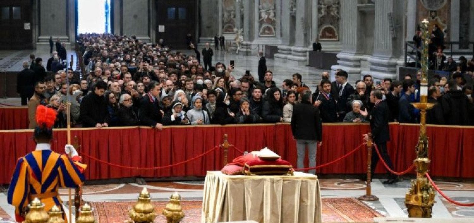 Fieis prestam homenagens a Bento XVI durante velório 