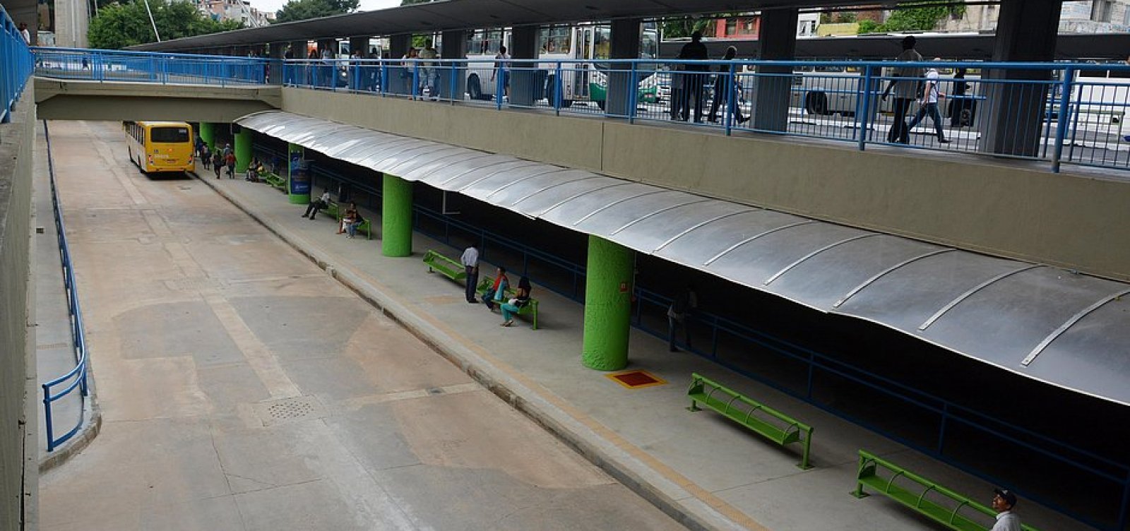 Após mudanças por cratera, ônibus voltam a pontos de origem na Estação da Lapa 