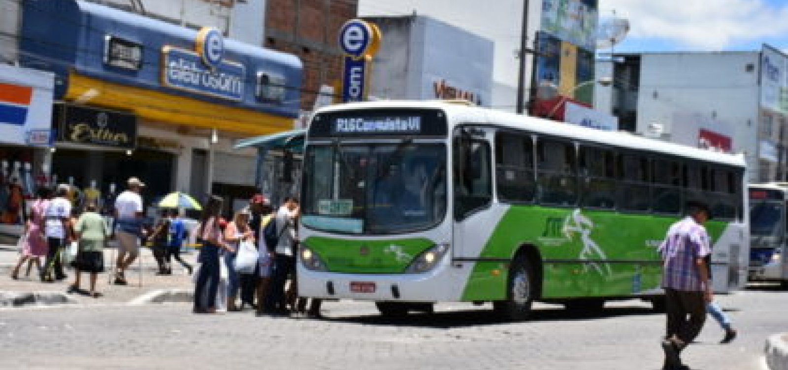 Mulher morre após ser atropelada por ônibus em Vitória da Conquista