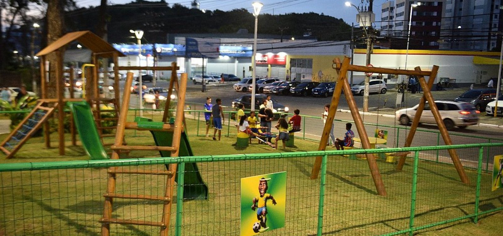 Em homenagem ao rei do futebol, praça Rei Pelé é inaugurada no Imbuí