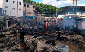Incêndio destrói barracas da Feira do Rolo em Feira de Santana nesta terça-feira