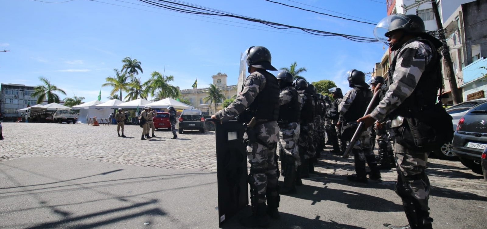 Policiais começam a desmontar acampamento bolsonarista em frente ao Quartel da Mouraria