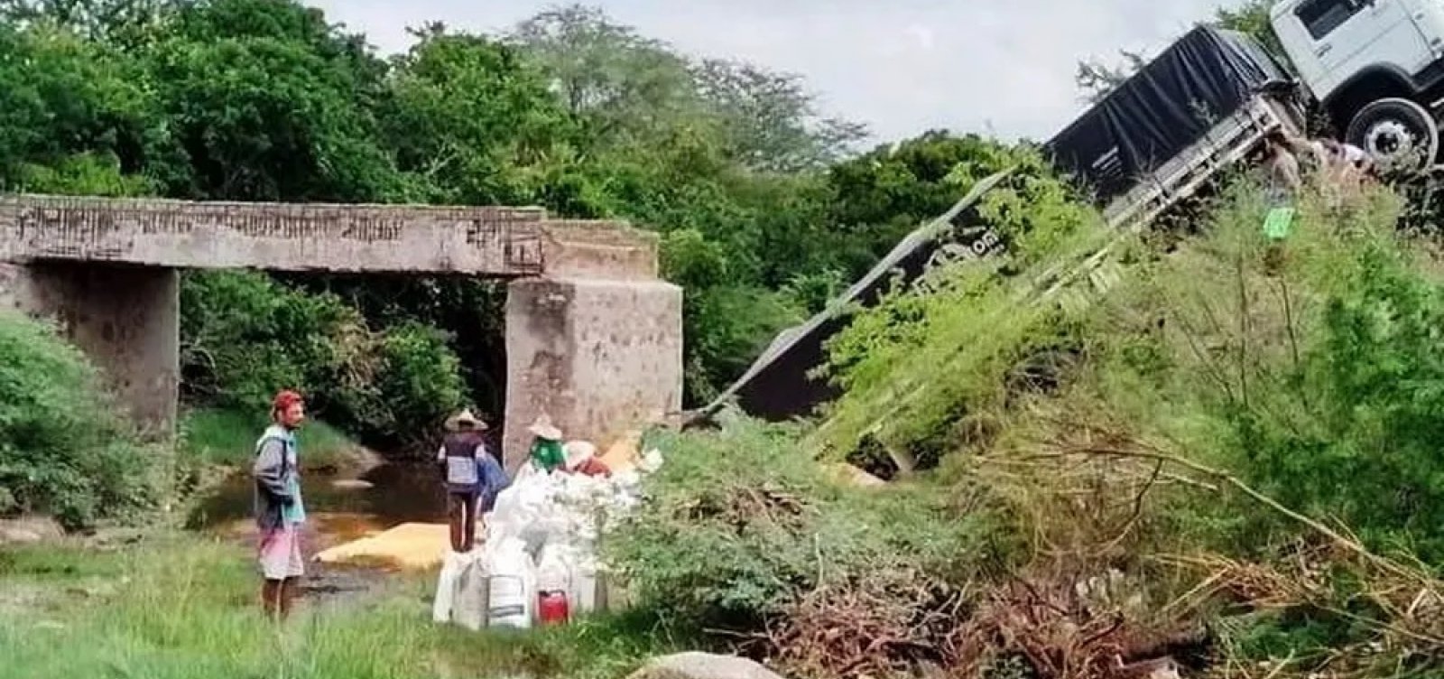 Ponte desaba com caminhão e prefeitura alega que equipamento estava interditado 