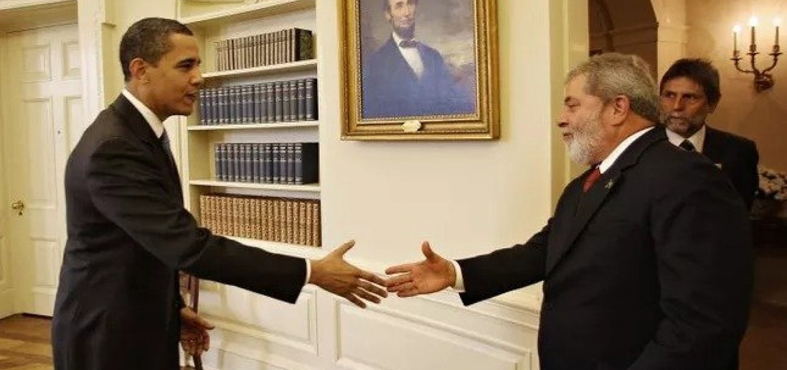 Obama condena ataques em Brasília e defende transição pacífica e democratica