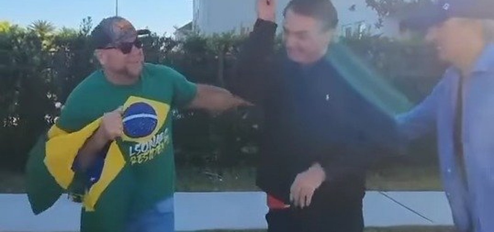 Bolsonaro limpa bochecha após receber beijo de apoiador nos Estados Unidos