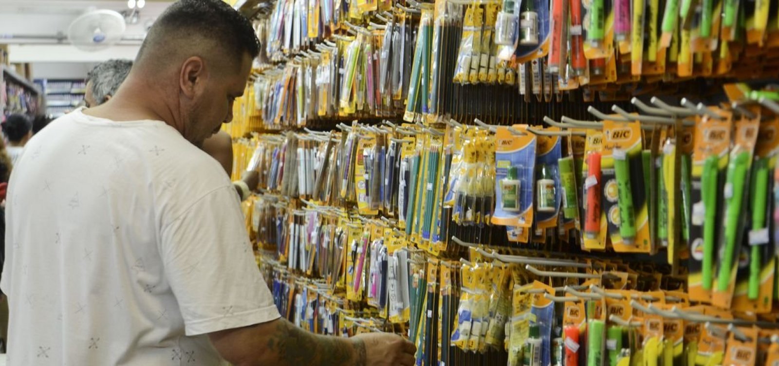 Procon fiscaliza listas de materiais e reajustes de mensalidades em escolas da Bahia