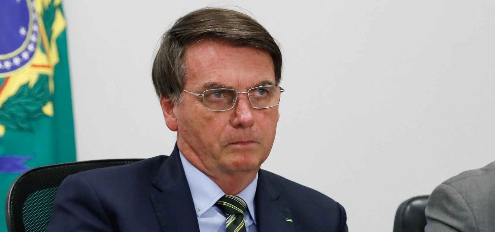 Com medo de ser grampeado, Bolsonaro troca número de telefone