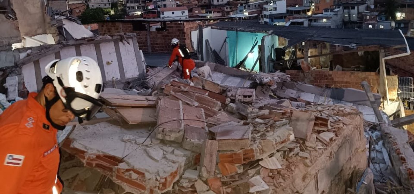 Edifício de três andares desaba no bairro da Federação, em Salvador