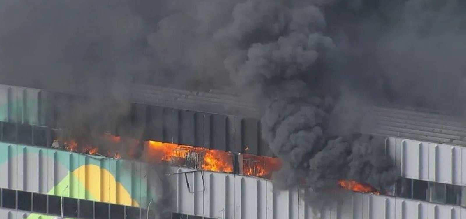 Incêndio de grandes proporções atinge aeroporto do Rio de Janeiro