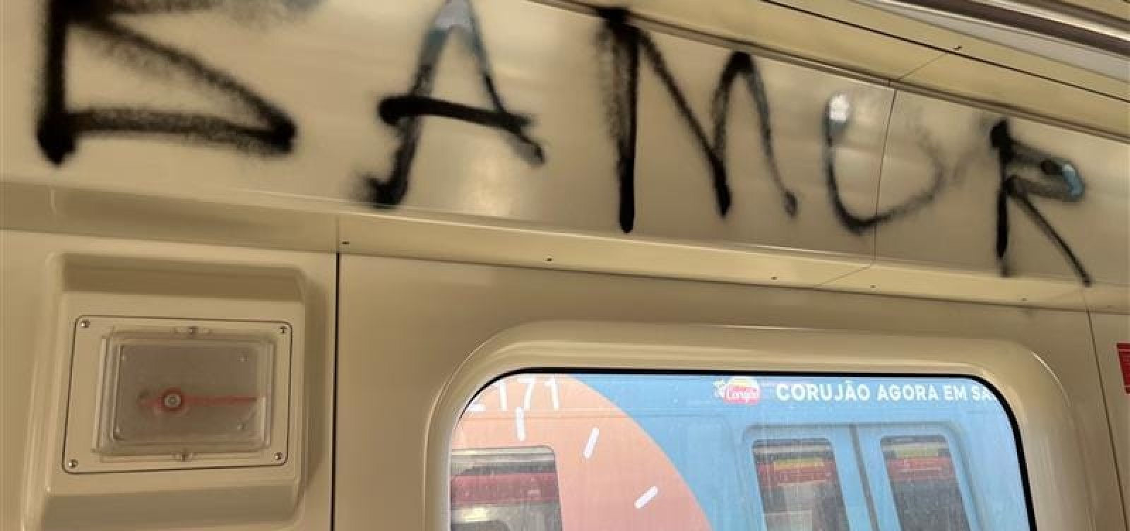 Metrô de Salvador é pichado com nome de torcida organizada do Bahia
