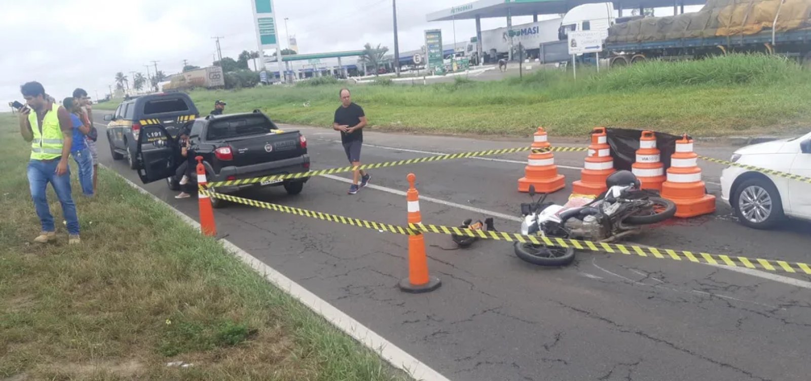 Colisão entre carro e moto resulta em uma morte em Feira de Santana