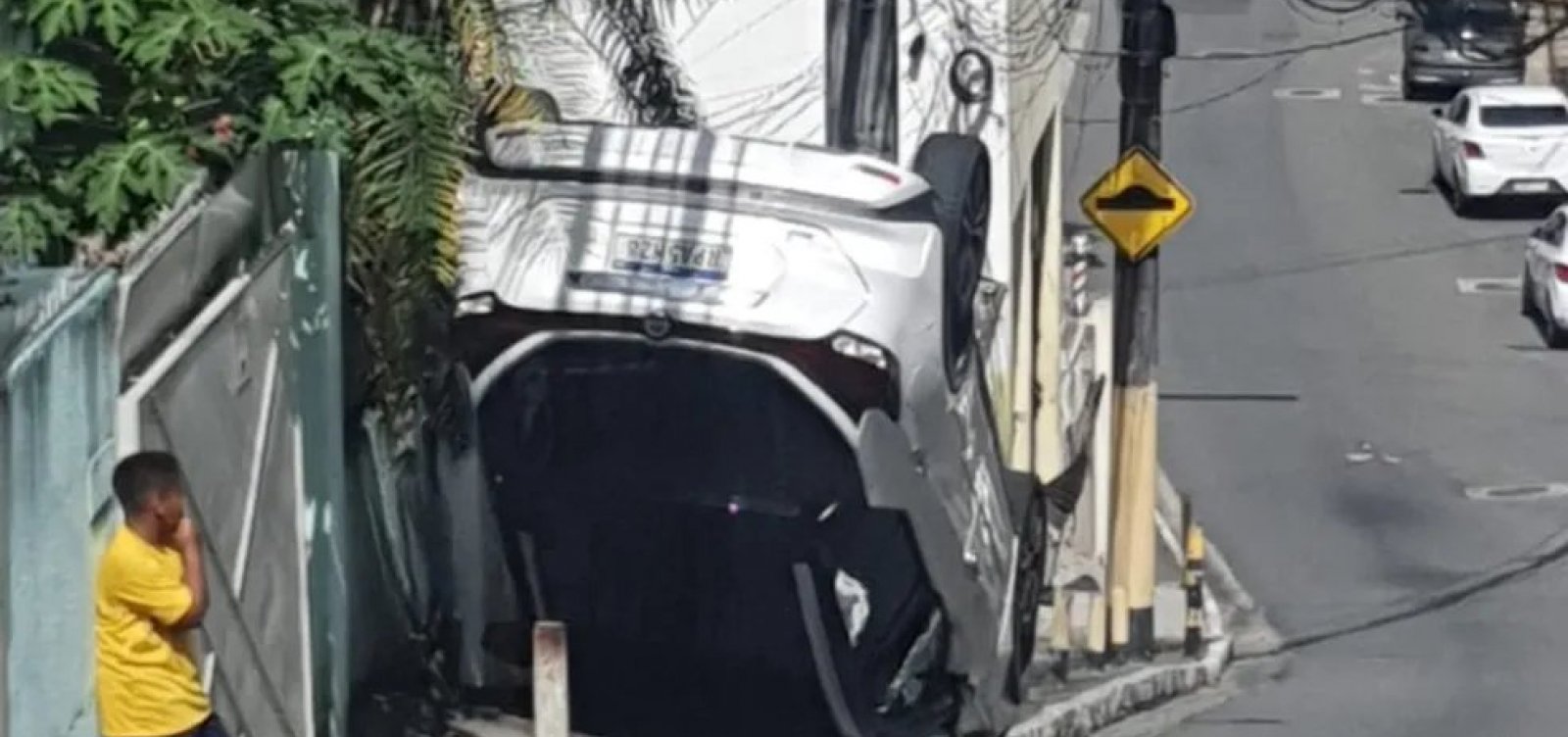 Acidente de trânsito resulta em capotamento no bairro de Nazaré, em Salvador