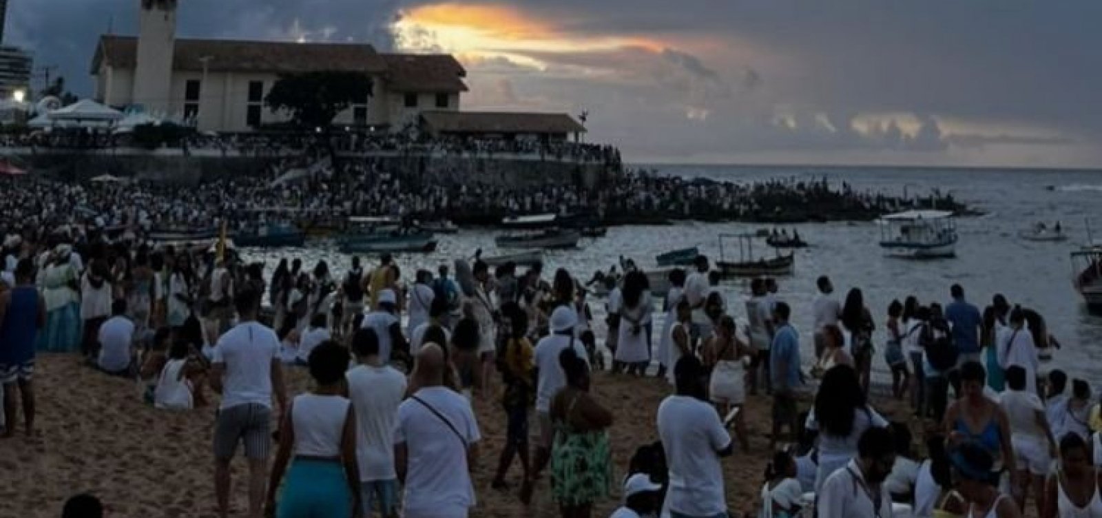 Com homenagens a Iemanjá, baianos lotam Rio Vermelho para início dos festejos 