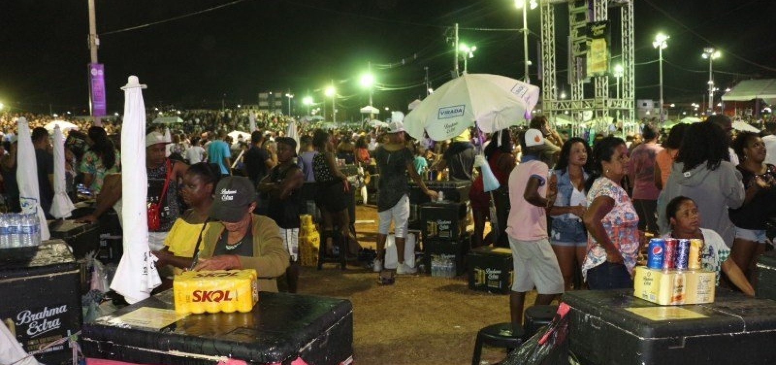 Mesmo com fila de ambulantes, prefeitura anuncia cadastramento 100% online no Carnaval