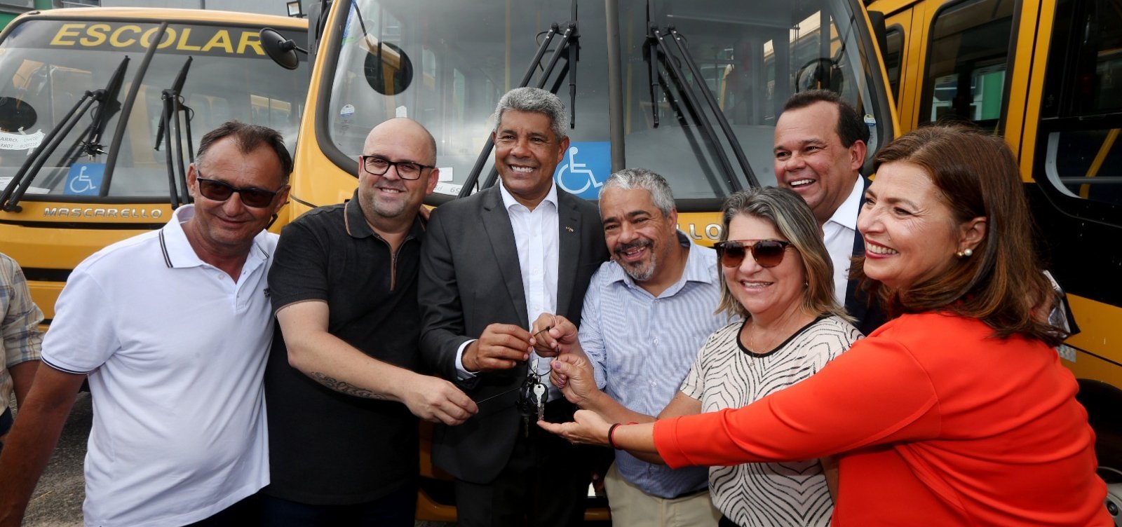 Jerônimo Rodrigues entrega nova frota de ônibus escolares voltada para zona rural baiana