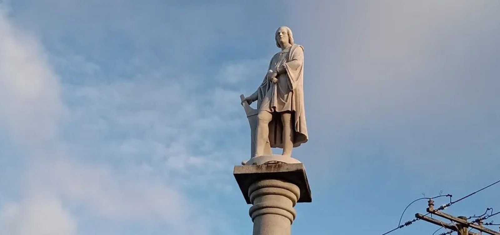 Monumento a Cristóvão Colombo volta ao Rio Vermelho após recuperação