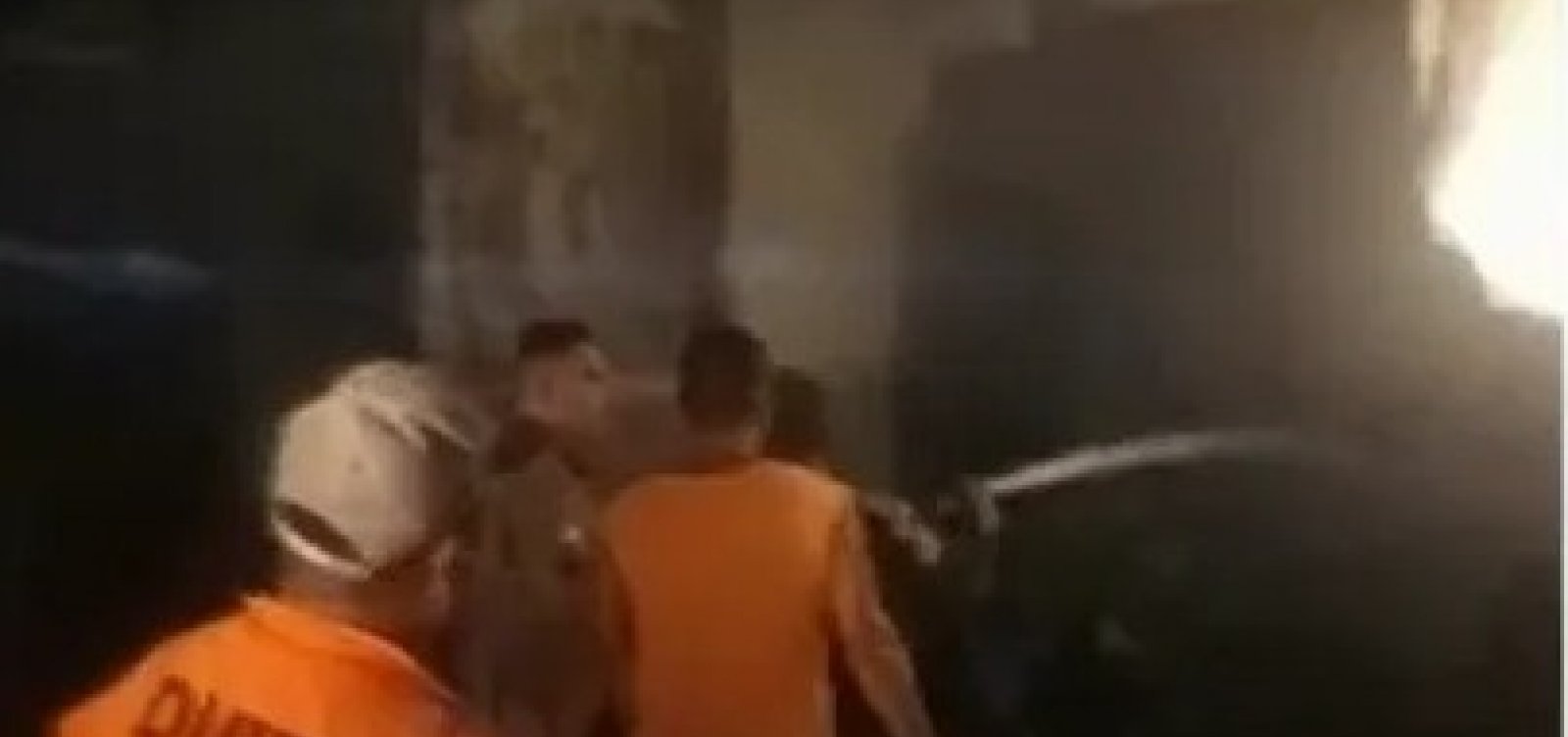 Carceragem com presos é alvo de incêndio em delegacia no interior da Bahia