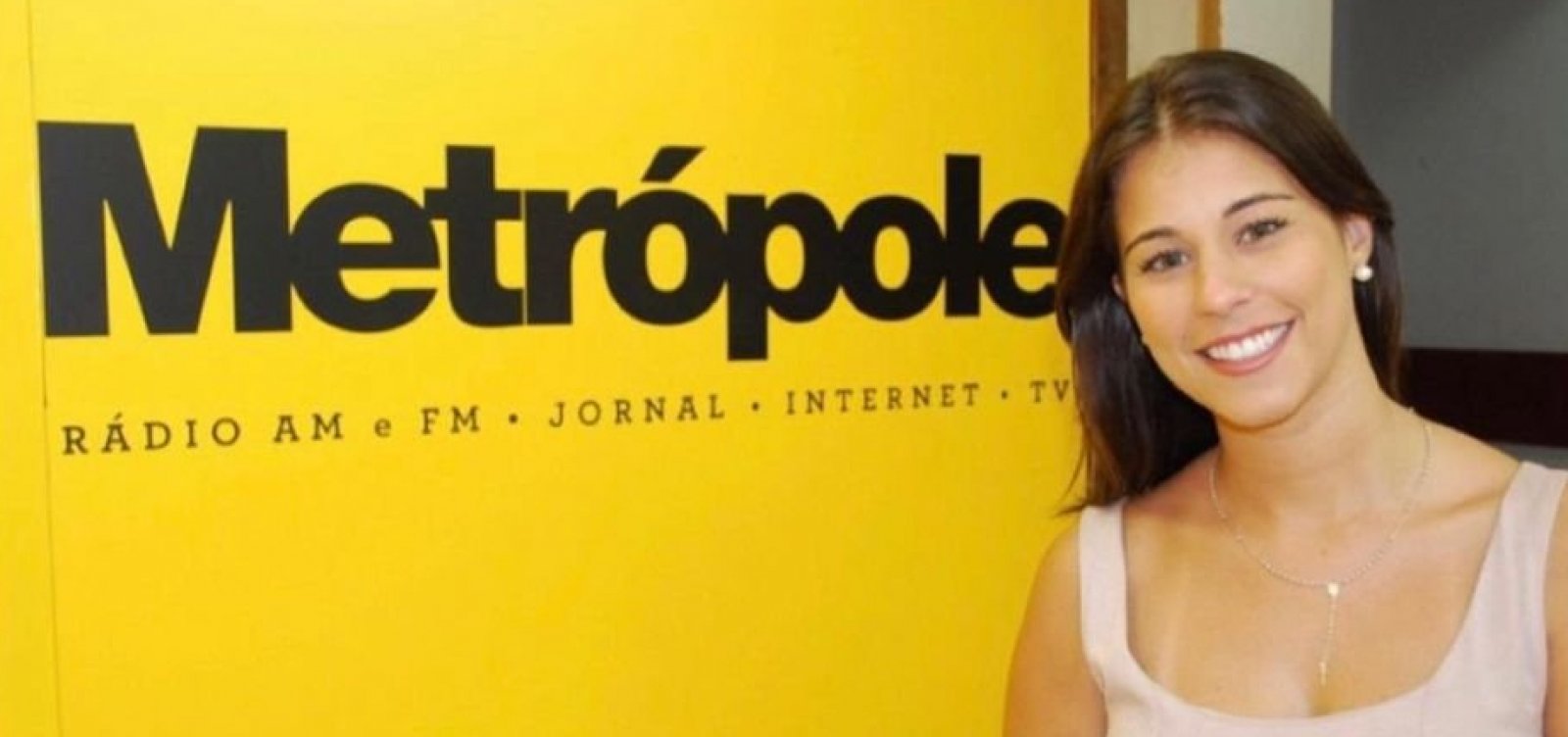 Jéssica Senra completa 20 anos de jornalismo, relembra trajetória e recebe homenagem de MK