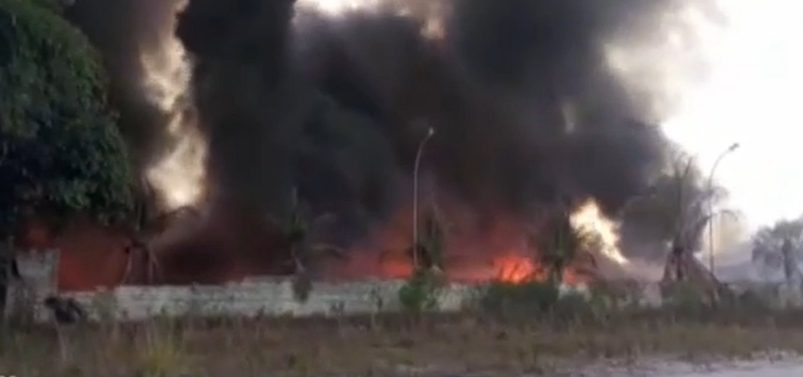 Incêndio atinge fábrica de plástico em Camaçari; bombeiros tentam debelar as chamas