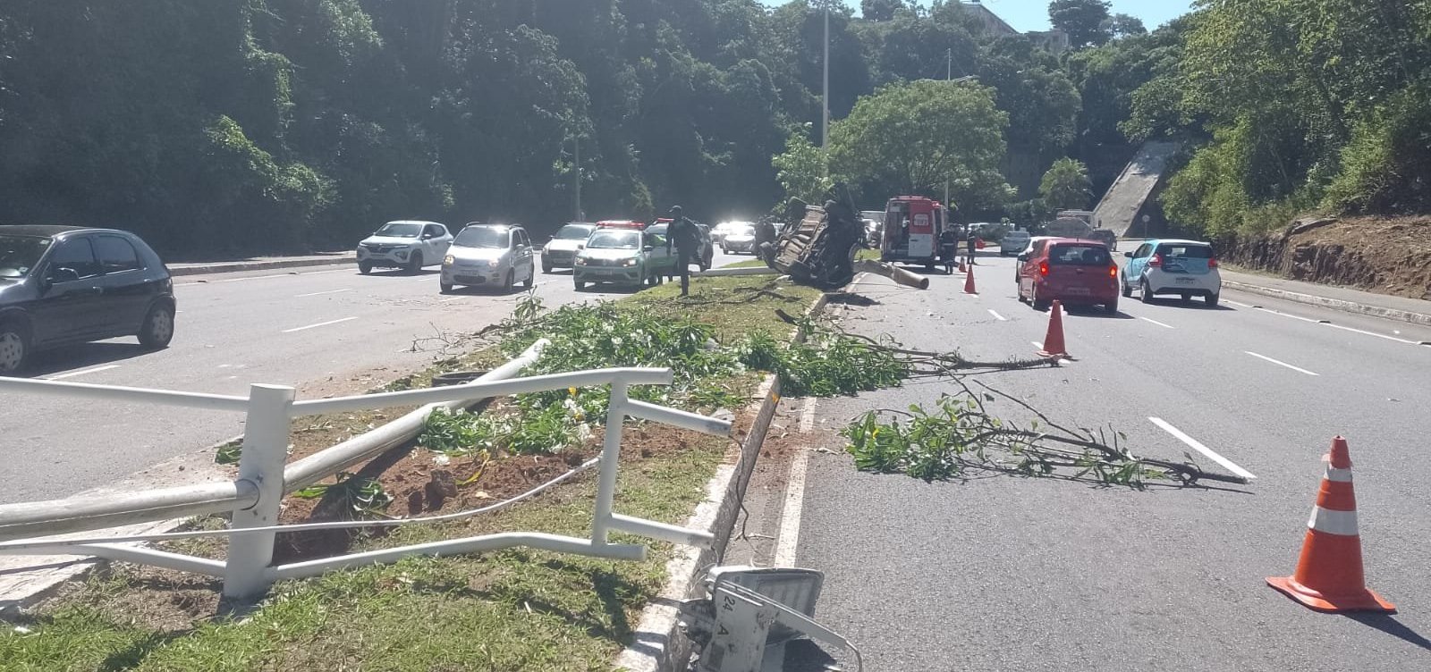 Carro capota e congestiona Avenida Luis Eduardo Magalhães, em Salvador