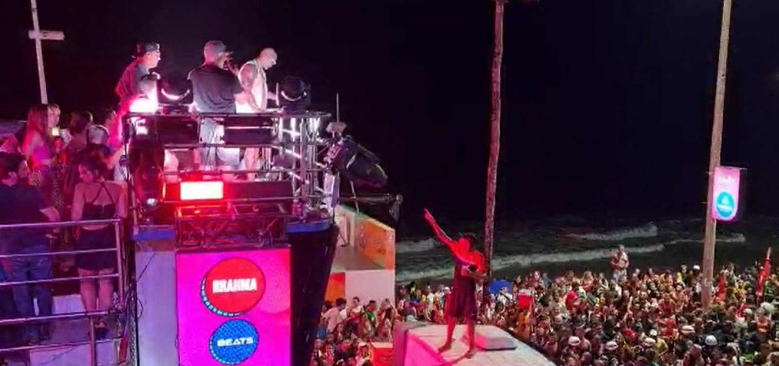 Folião sobe no trio de Léo Santana para mostrar composição ao cantor durante Pipoco; veja vídeo
