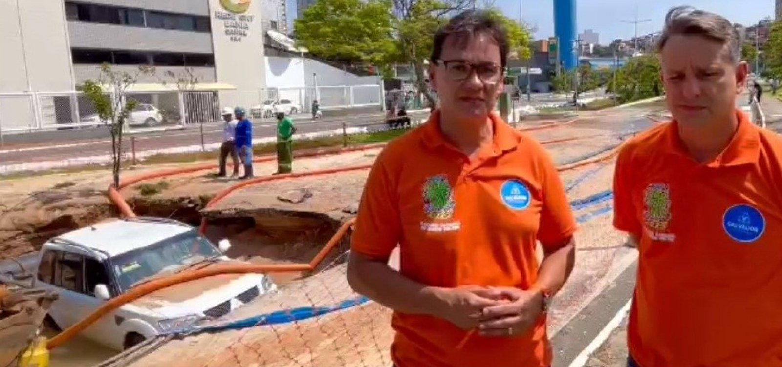 Órgãos municipais se unem em operação para retomar trânsito onde carro afundou em adutora