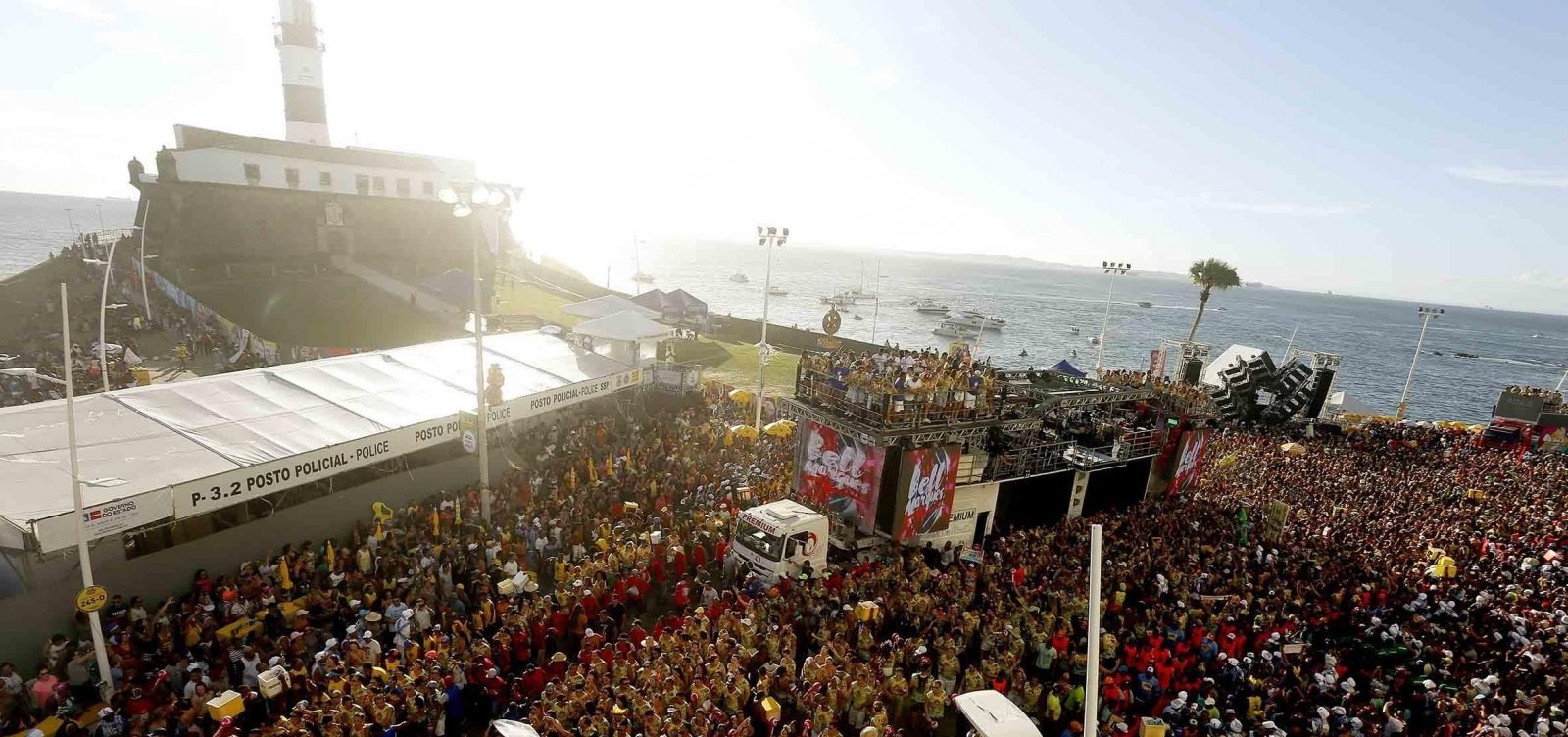 No carnaval, policiais civis se infiltram em meios aos foliões para coibir tráfico de drogas