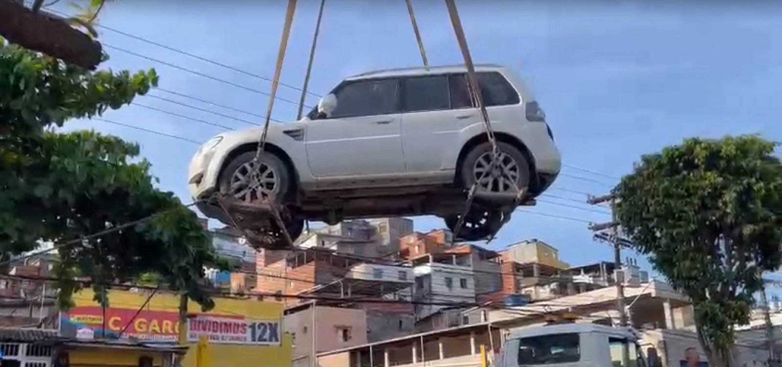 Carro que afundou em vazamento de adutora é retirado da Av. Garibaldi