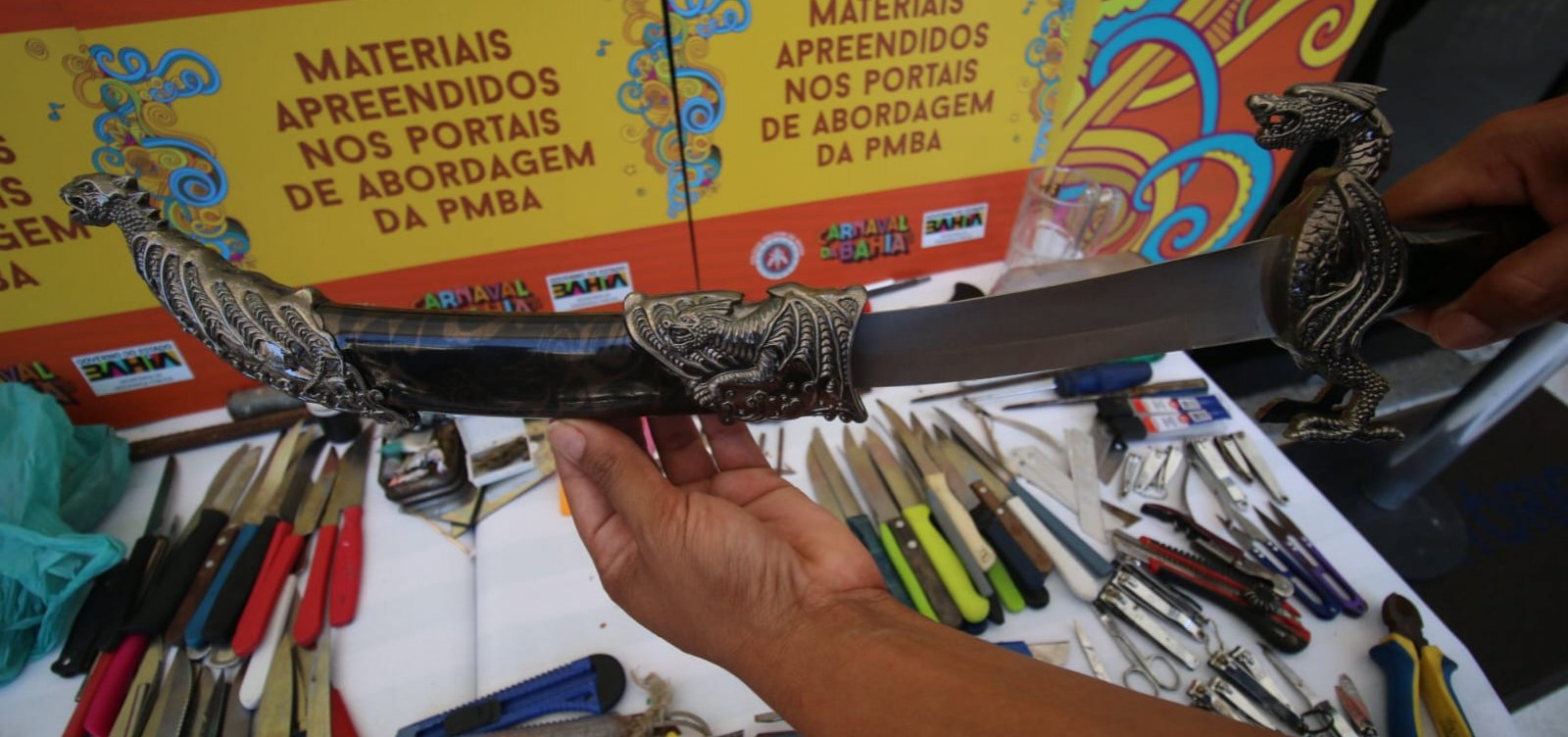 Espada samurai aparece entre os quase 200 itens proibidos apreendidos no segundo dia de festa