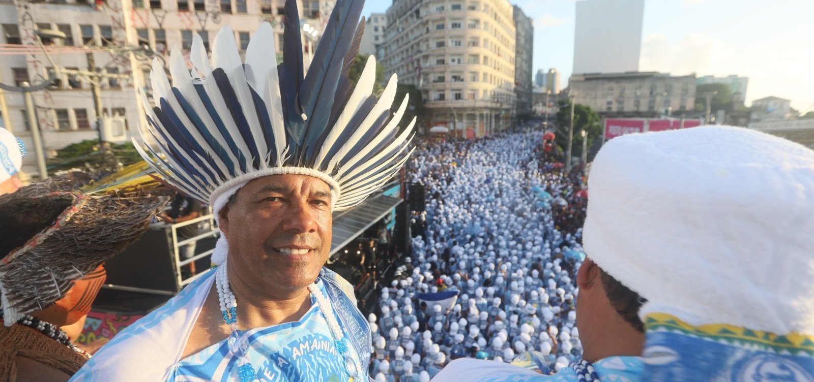 Homenageado pelos Filhos de Gandhy, governador Jerônimo Rodrigues prestigia a saída do bloco 