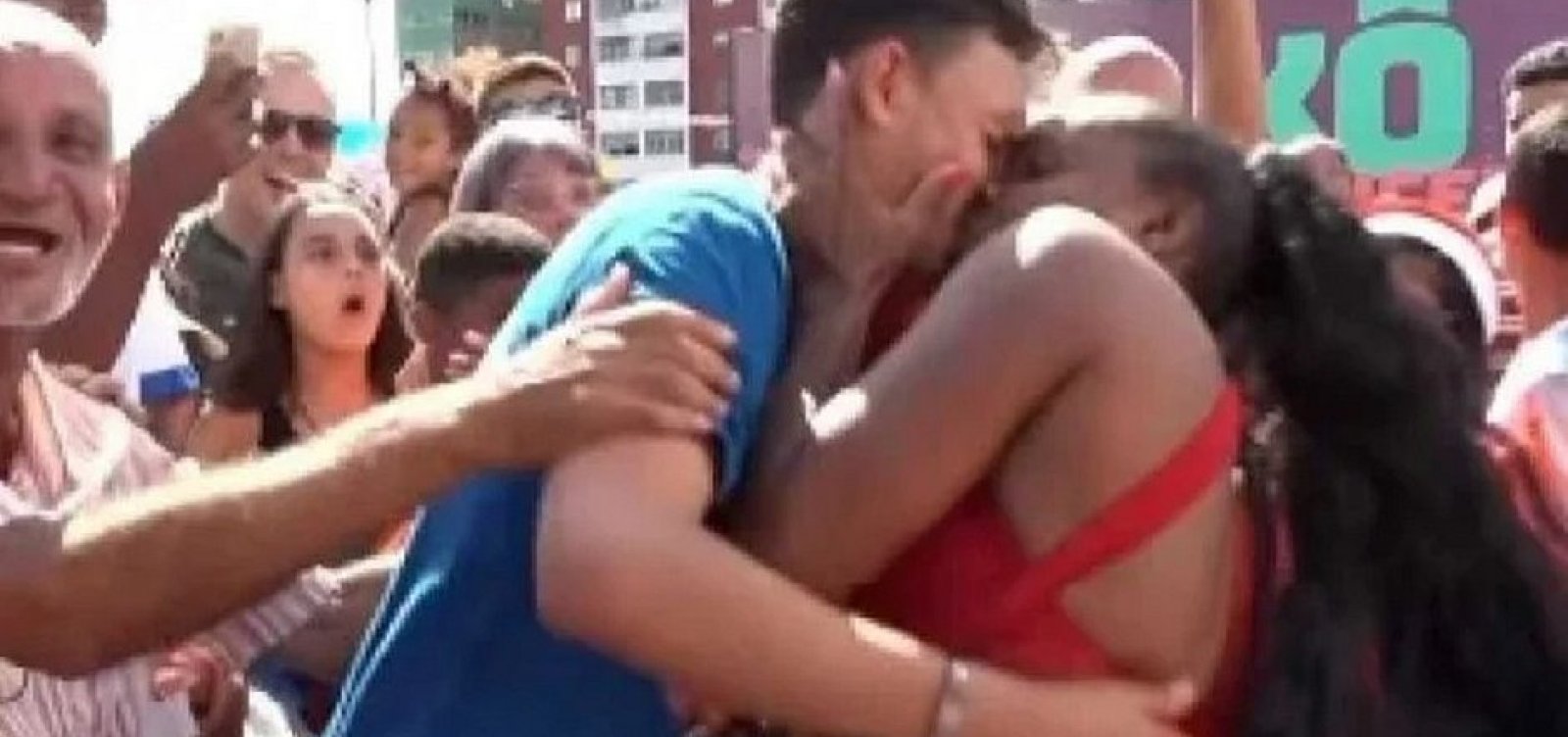 Durante cobertura, repórter é agarrado por foliã em Pernambuco