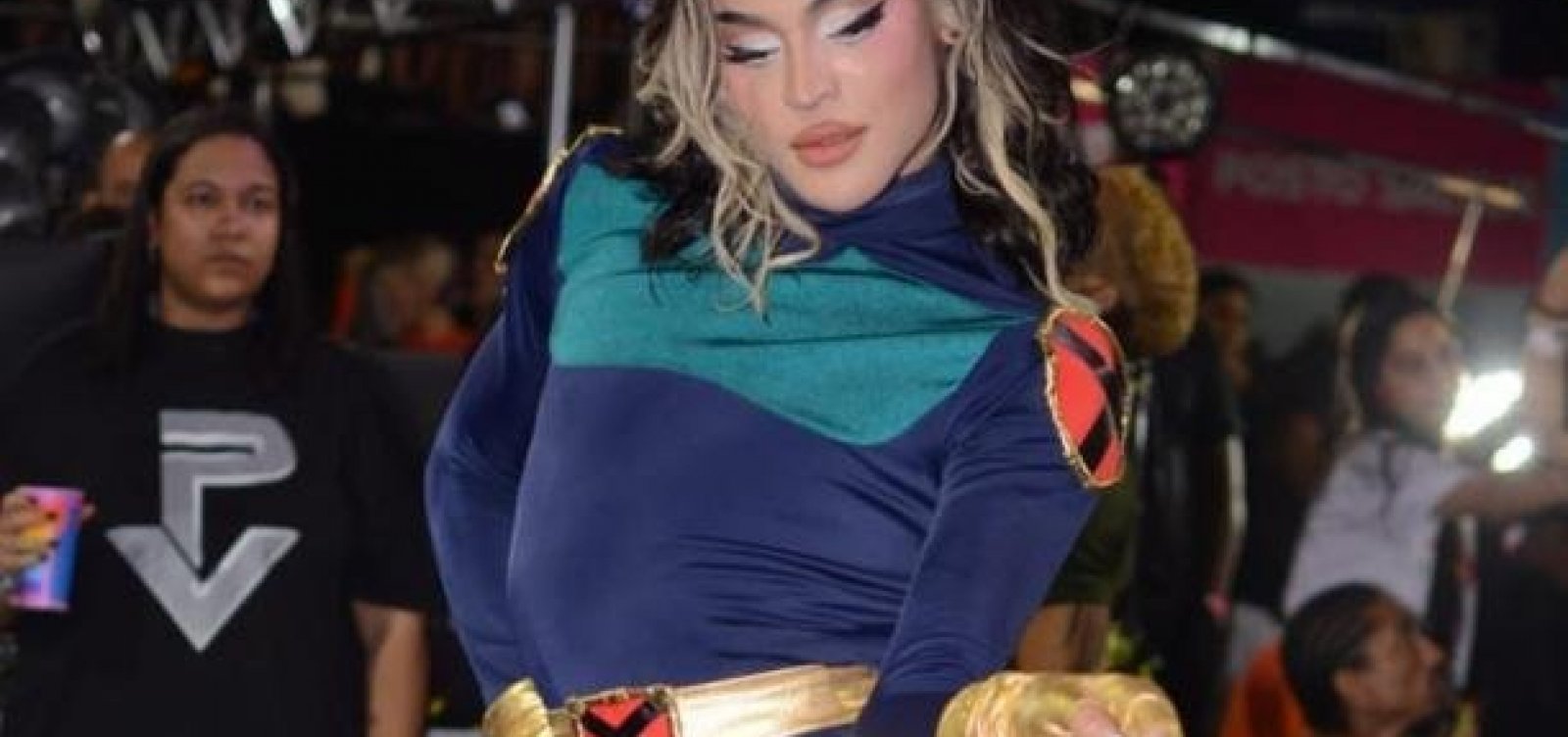 Em trio independente, Pabllo Vittar arrasta multidão e homenageia a cantora Preta Gil