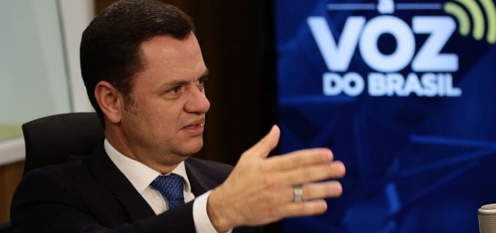 Anderson Torres &eacute; multado por cria&ccedil;&atilde;o irregular de p&aacute;ssaros; 60 aves foram encontradas em criadouro