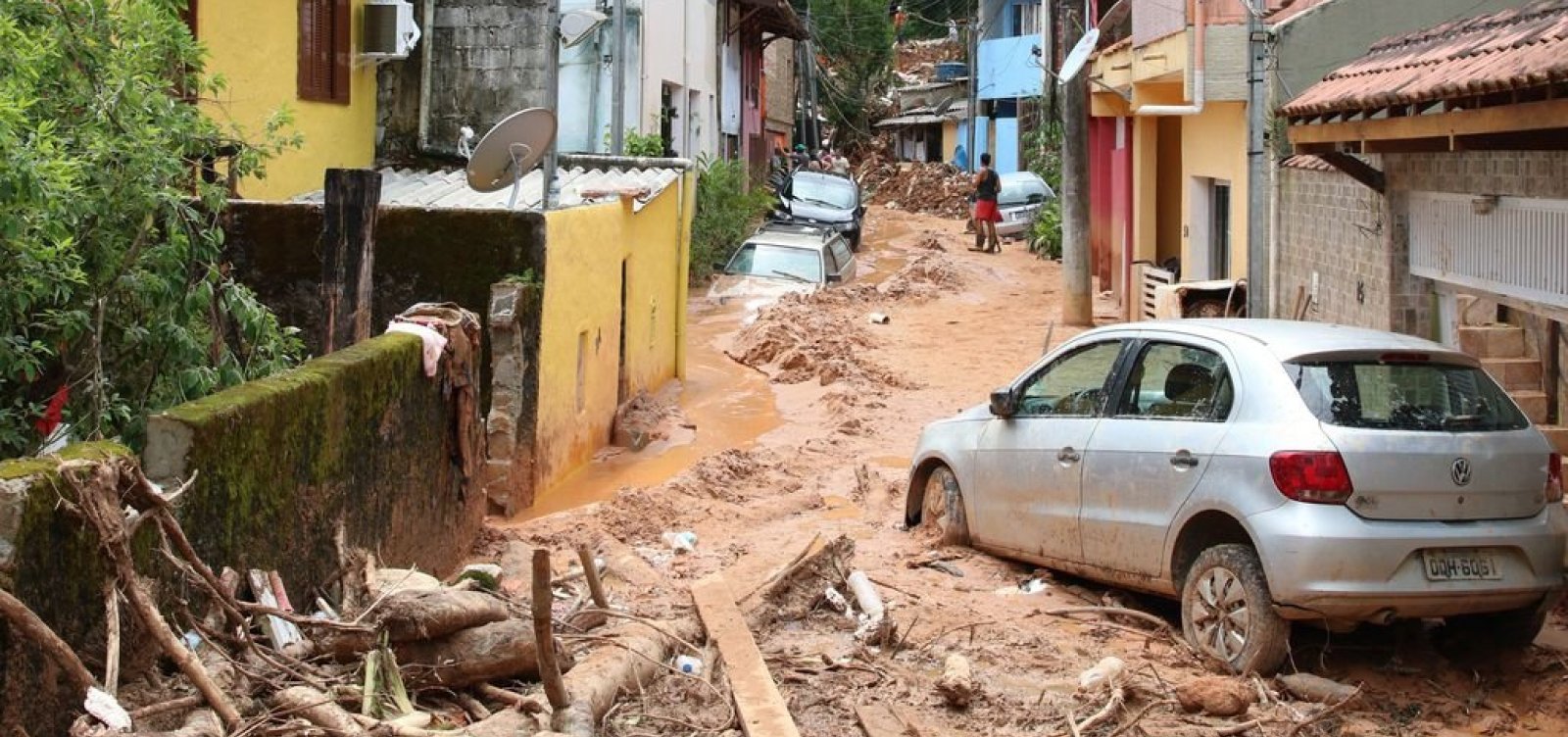 Sobe para 64 o número de corpos encontrados após chuvas no Litoral Norte de SP