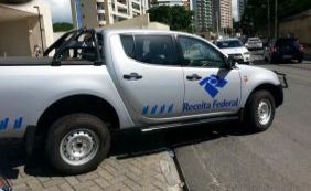 Duas viaturas da PF com carga deixam condomínio no Horto Florestal