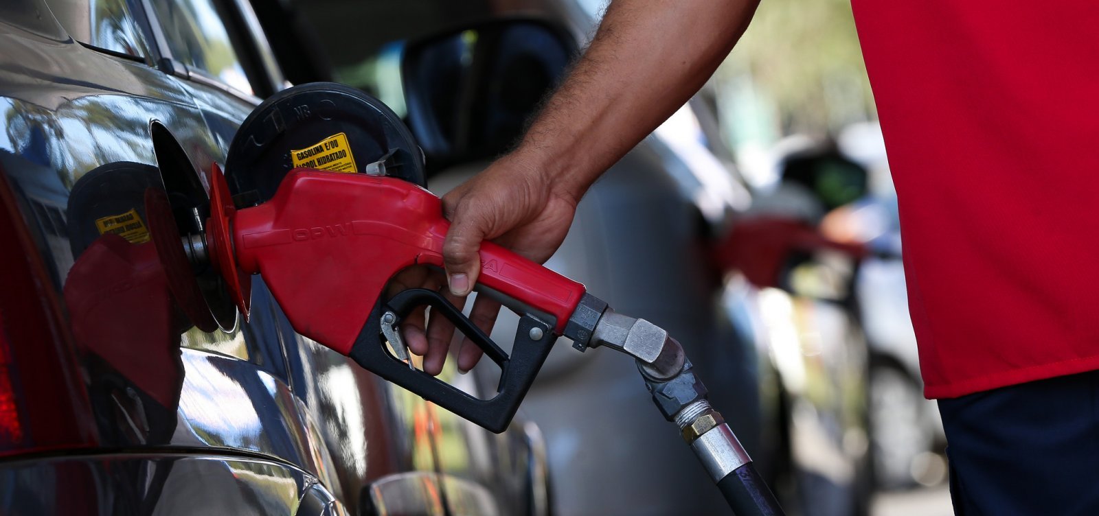 Para compensar aumento do imposto, Petrobras reduz preços de gasolina e diesel